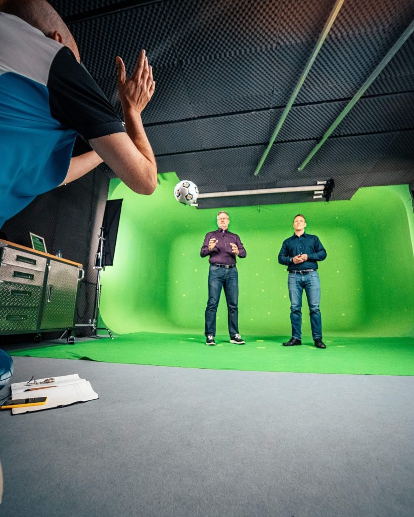 Kuvaus käynnissä green screen -studiossa