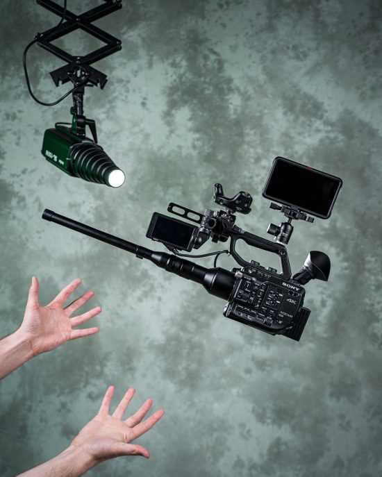 Kuvauskamera ja käsi green screen -taustaa vasten